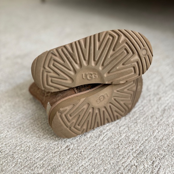 Kids Uggs - Picture 3 of 6